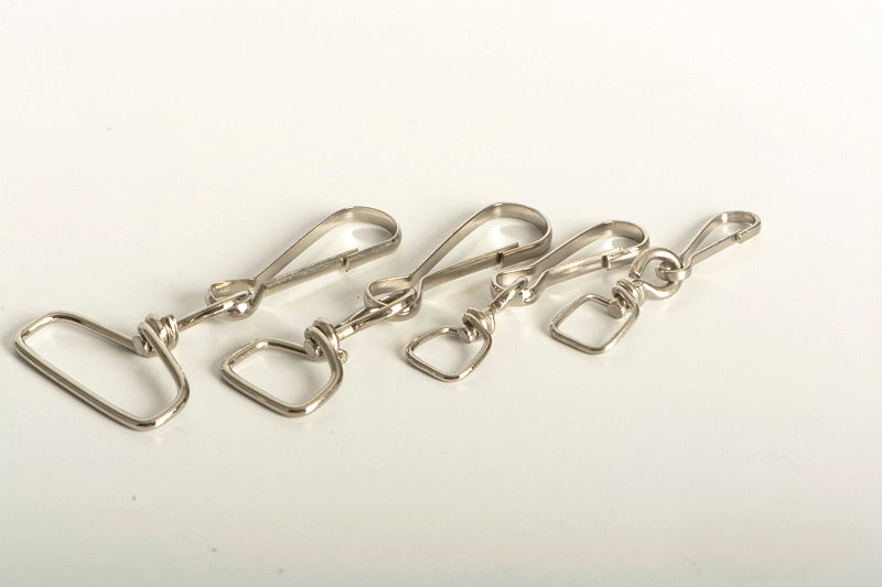 Bandolas con argolla giratoria y mosquetón de alambre para gafete o mochilas, con acabado nikel plateado. Mosquetón de 30 mm de largo y 10 mm de paso para cinta. Bandolas con argolla giratoria y mosquetón de alambre para gafete o mochilas, con acabado nikel plateado. Mosquetón de 30 mm de largo y 10 mm de paso para cinta.